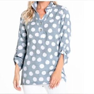 NWT Ali Miles Polka Dot Crinkled Tunic Top Shirt Womens Blue White Size Small